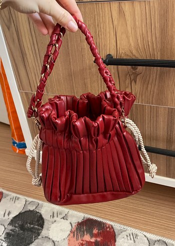 Pilise Detaylı Parlak Kırmızı Deri Kadın Çanta - Görsel 7