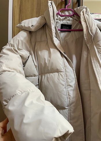 Beyaz Kapüşonlu Puf Mont - Görsel 4