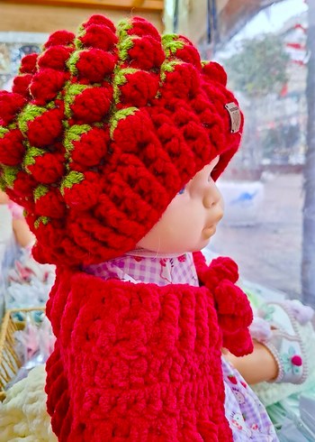 Çocuklar için Kırmızı çilekliÖrgü Bere ve Atkı - Görsel 3