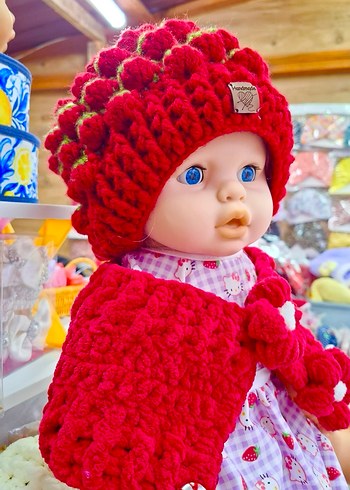 Çocuklar için Kırmızı çilekliÖrgü Bere ve Atkı - Görsel 2