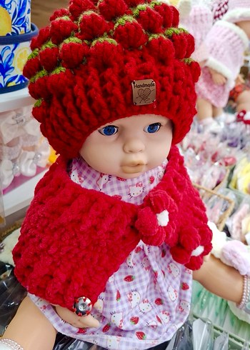 Çocuklar için Kırmızı çilekliÖrgü Bere ve Atkı - Görsel 5