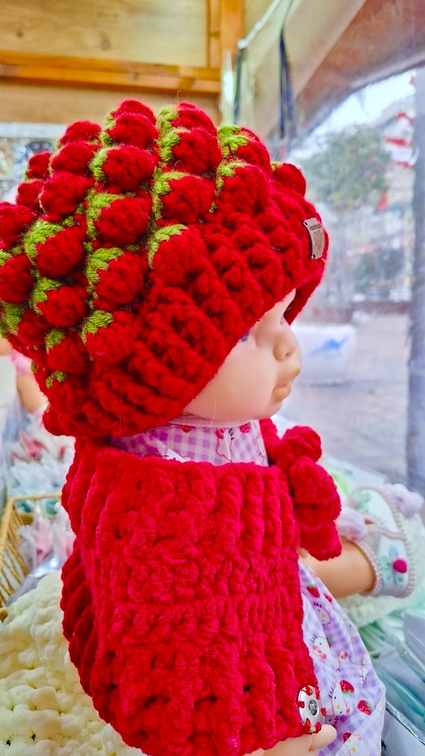 Çocuklar için Kırmızı çilekliÖrgü Bere ve Atkı - Görsel 3