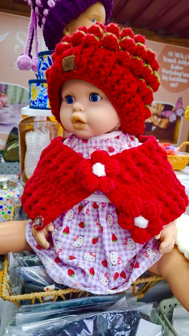 Çocuklar için Kırmızı çilekliÖrgü Bere ve Atkı - Görsel 4