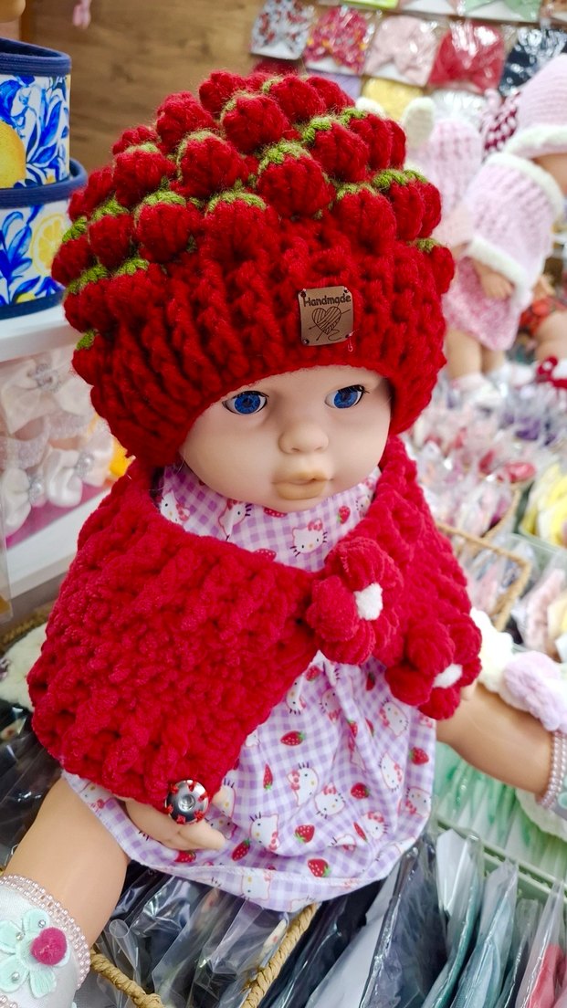 Çocuklar için Kırmızı çilekliÖrgü Bere ve Atkı - Görsel 5