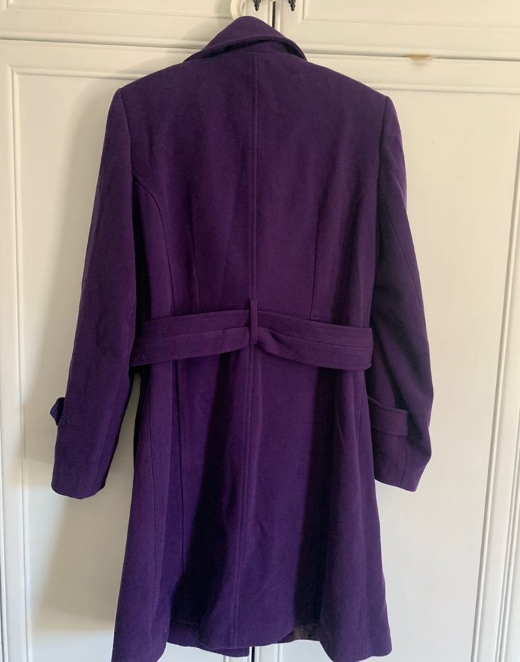 Mor düğmeli ve kemerli kadın kaban - Görsel 2