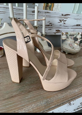 Bej Yılan Derisi Desenli Tokalı Kadın Topuklu Ayakkabı - Görsel 2