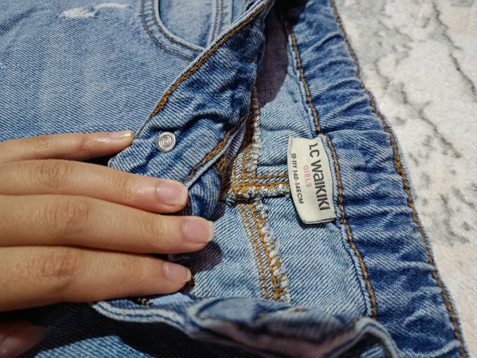 Kadın Mavi Yırtık Detaylı Midi Boy Denim Pantolon - Görsel 3