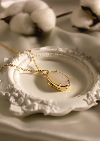 Altın Renkli Zincir Detaylı fotoğraflı Kolye - Görsel 2