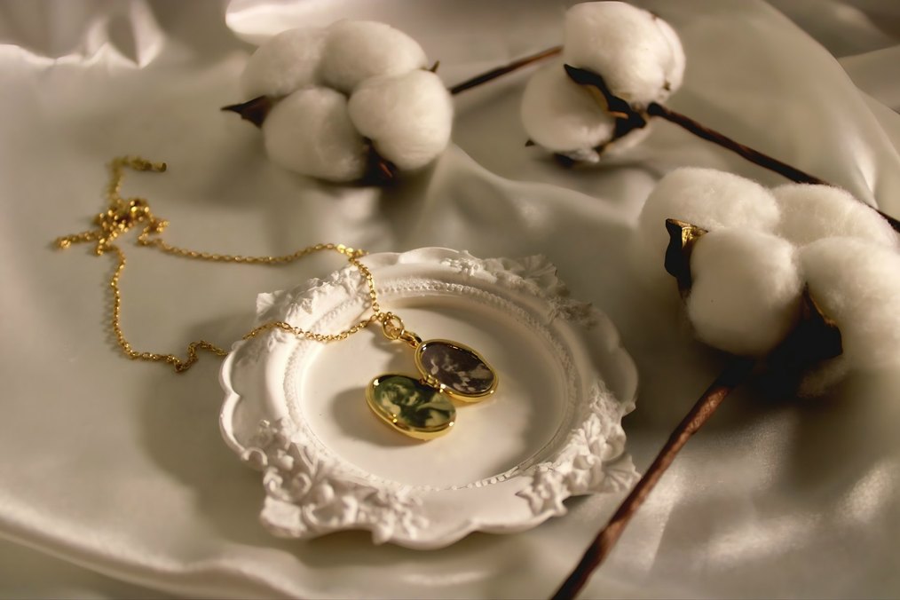 Altın Renkli Zincir Detaylı fotoğraflı Kolye - Görsel 3