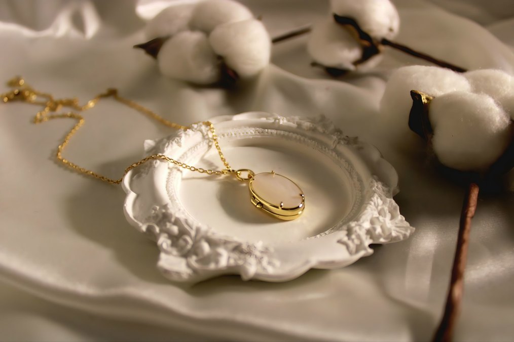 Altın Renkli Zincir Detaylı fotoğraflı Kolye - Görsel 2