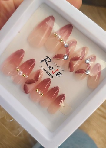 Bej Parlak Taşlı Tırnak Süslemeleri - Görsel 4