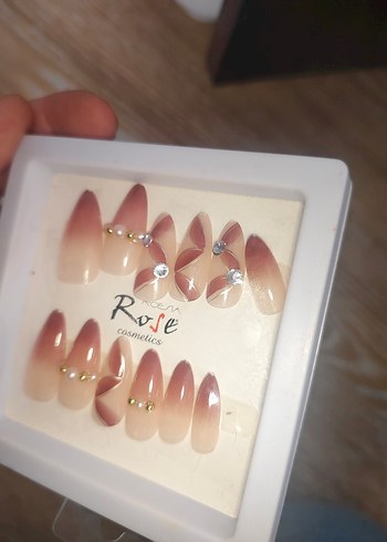 Bej Parlak Taşlı Tırnak Süslemeleri - Görsel 3