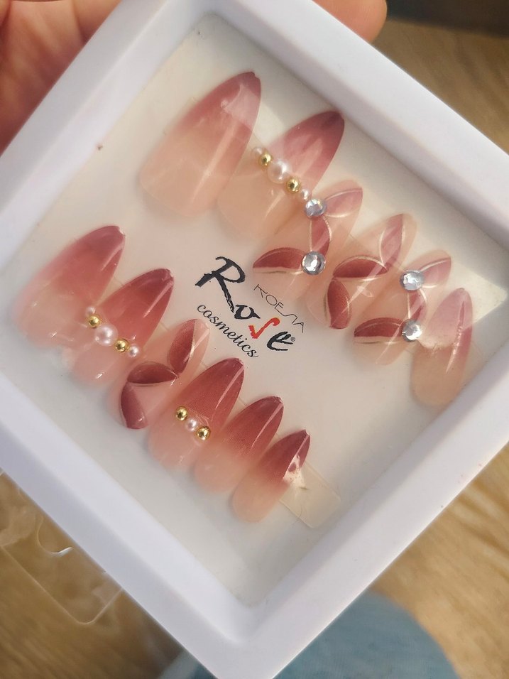 Bej Parlak Taşlı Tırnak Süslemeleri - Görsel 4