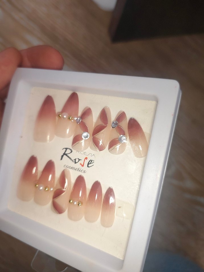 Bej Parlak Taşlı Tırnak Süslemeleri - Görsel 3