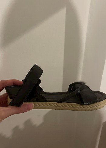 Siyah Dolgu Topuklu Kadın Sandalet - Görsel 2