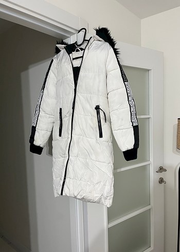 Kürk Detaylı Beyaz Uzun Kışlık Kadın Mont - Görsel 2