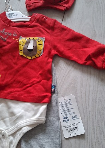 Gri Pantolonlu Baskılı Kırmızı Bebek Takımı - Görsel 2