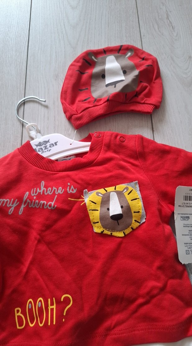 Gri Pantolonlu Baskılı Kırmızı Bebek Takımı - Görsel 3