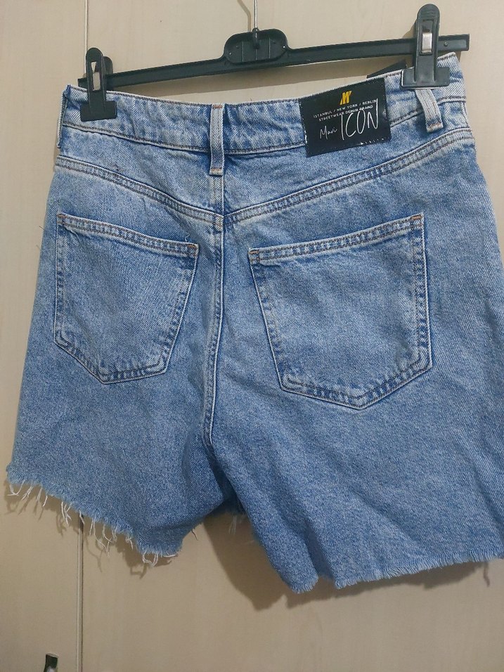 Gri Renkli Salaş Mini Denim Şort - Görsel 2