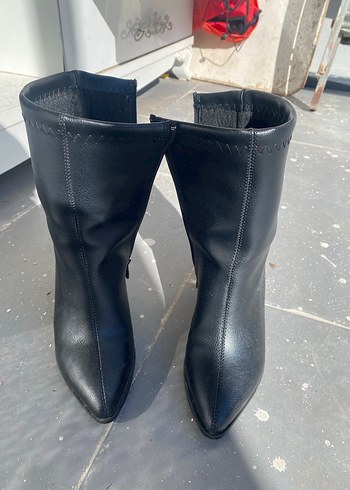 Kadın Siyah Rugan Tokalı Topuklu Bot - Görsel 3