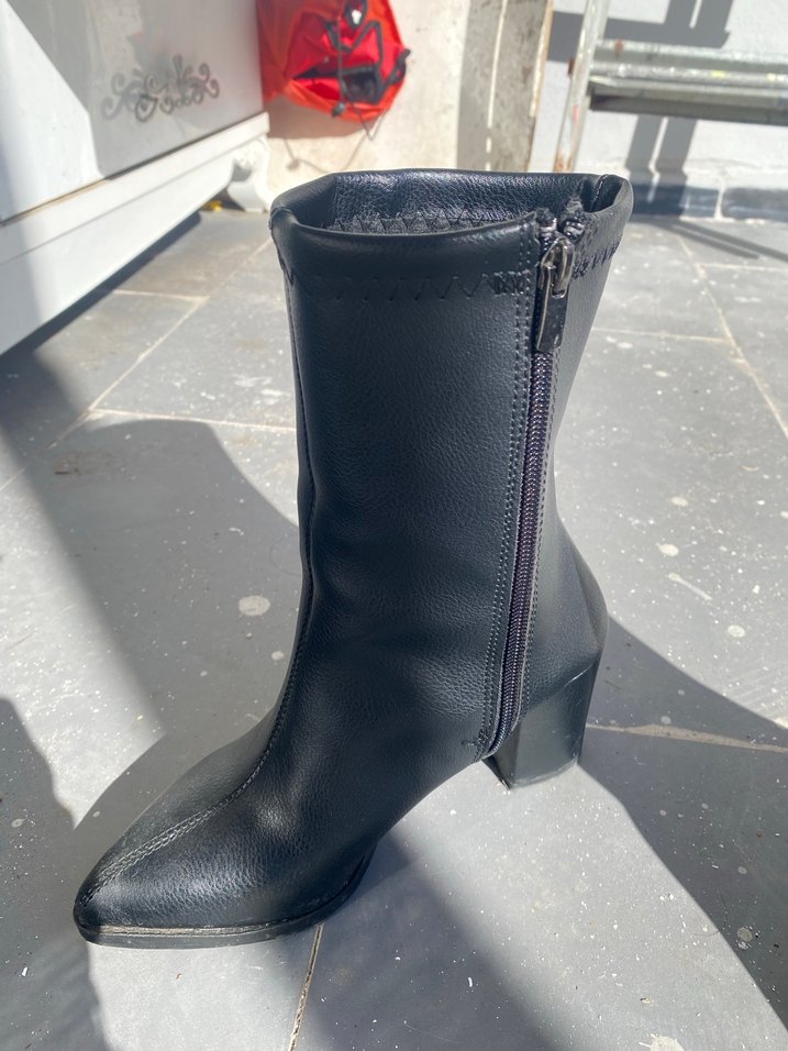 Kadın Siyah Rugan Tokalı Topuklu Bot - Görsel 4