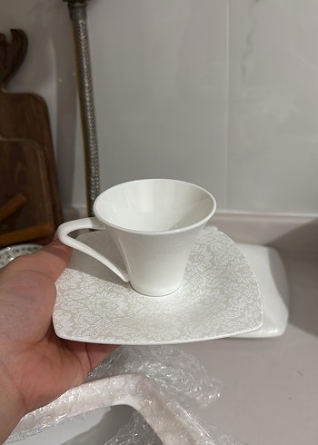 Beyaz İnce Kulplu Fincan ve Desenli Tabak - Görsel 3