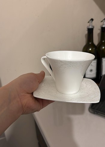 Beyaz İnce Kulplu Fincan ve Desenli Tabak - Görsel 6