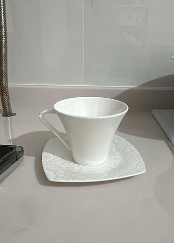 Beyaz İnce Kulplu Fincan ve Desenli Tabak - Görsel 4