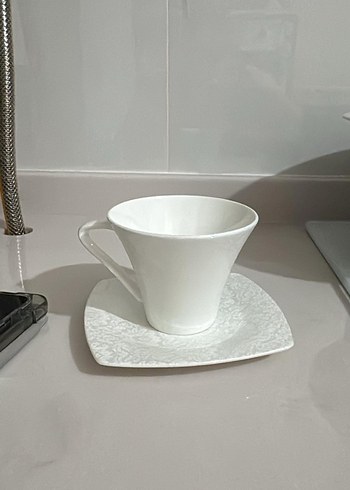 Beyaz İnce Kulplu Fincan ve Desenli Tabak - Görsel 7