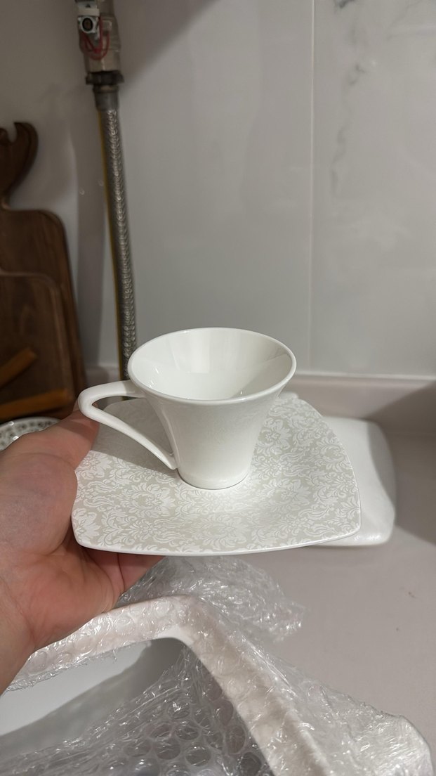 Beyaz İnce Kulplu Fincan ve Desenli Tabak - Görsel 3