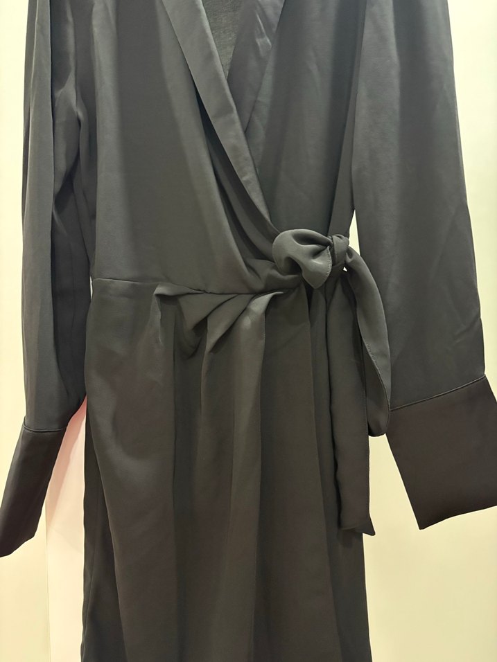 Siyah V Yakalı Drapeli Midi Elbise - Görsel 3