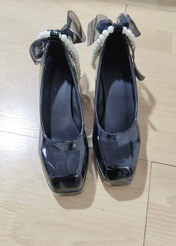 İnci Detaylı Siyah Rugan Topuklu Ayakkabı - Görsel 2