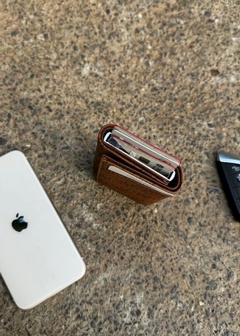 Guess Monogram İhtişamı ve Premium Zarafet Kartlık - Görsel 6