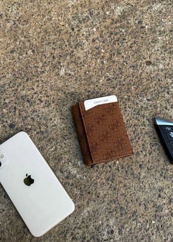 Guess Monogram İhtişamı ve Premium Zarafet Kartlık - Görsel 2