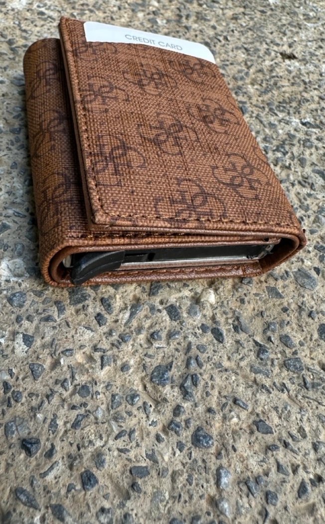 Guess Monogram İhtişamı ve Premium Zarafet Kartlık - Görsel 3