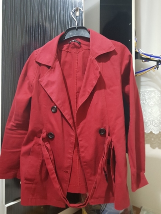 kırmızı trenchcoat