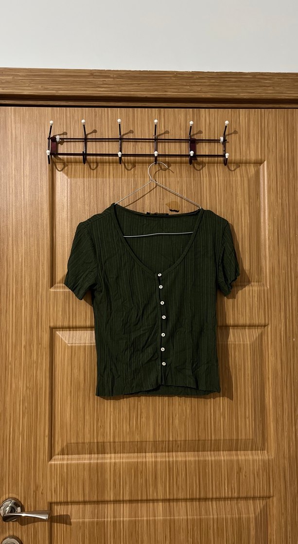 Haki V Yaka Düğmeli Kısa Kollu Kadın Bluz - Görsel 2