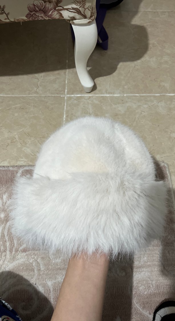 Beyaz Kürklü Kadın Bere - Görsel 2