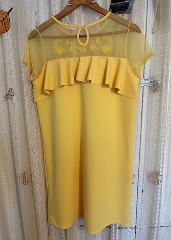 Sarı Tül ve Nakışlı Kısa Kollu Elbise - Görsel 5