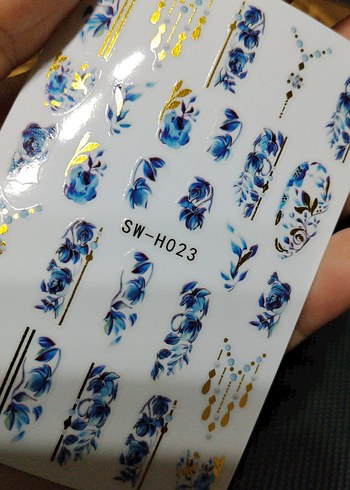 Mavi Çiçekli Tırnak Süslemeleri - Görsel 2