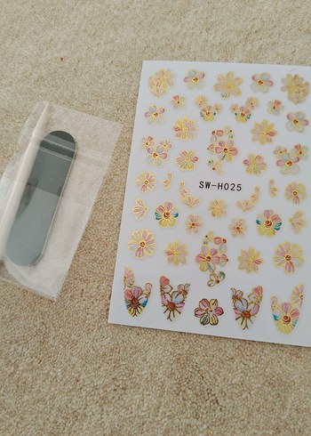 Renkli Çiçek Desenli Tırnak Süslemeleri - Görsel 2