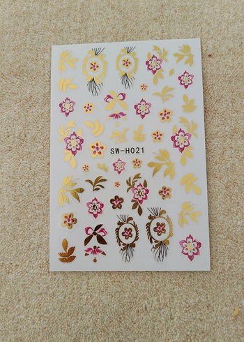 Altın Renkli Çiçek Desenli Tırnak Süslemeleri - Görsel 2