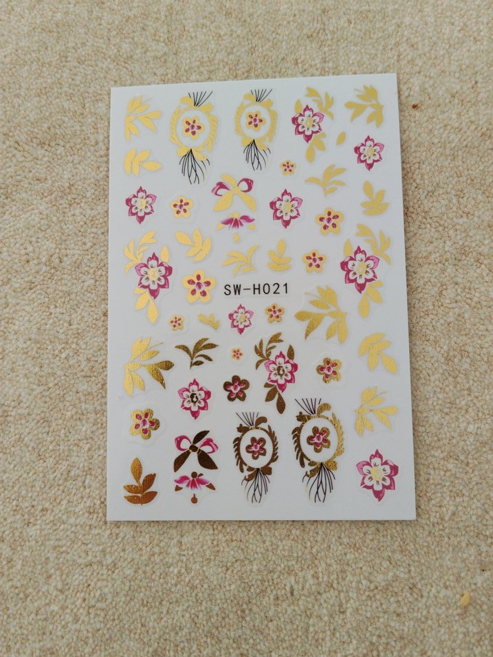 Altın Renkli Çiçek Desenli Tırnak Süslemeleri - Görsel 2