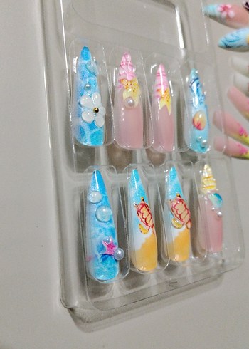 Renkli Çiçek ve Böcek Desenli Tırnak Süslemeleri - Görsel 2