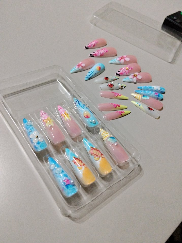 Renkli Çiçek ve Böcek Desenli Tırnak Süslemeleri - Görsel 3