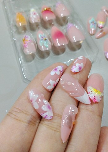 Pastel Renk Çiçekli Tırnak Süsleri - Görsel 2