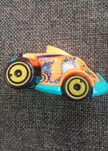 Renkli Oyuncak Araba