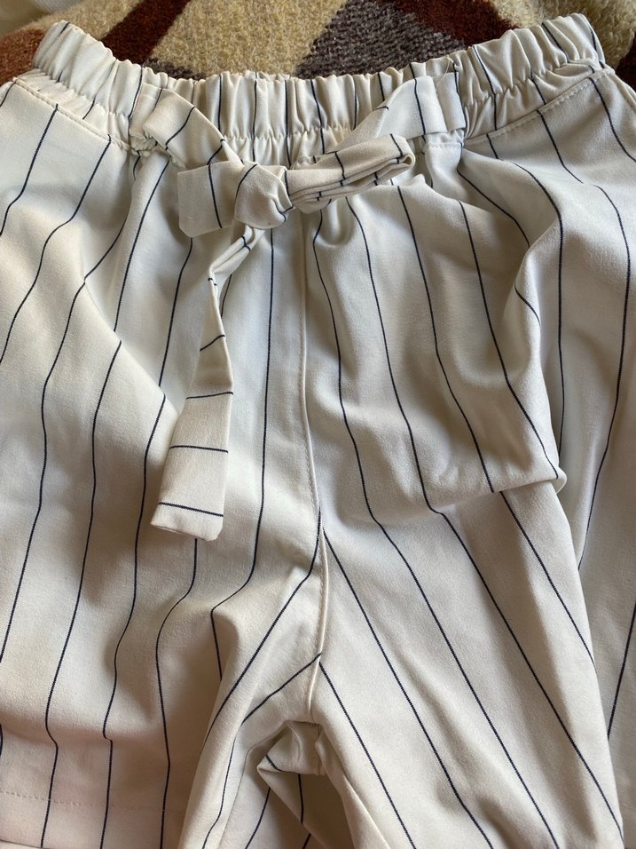 Çizgili Beyaz Kemerli Hamile Şortu - Görsel 2