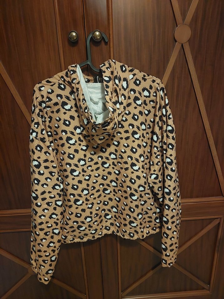 Kapüşonlu Leopar Desenli ince yagmurluk genis kalip - Görsel 2