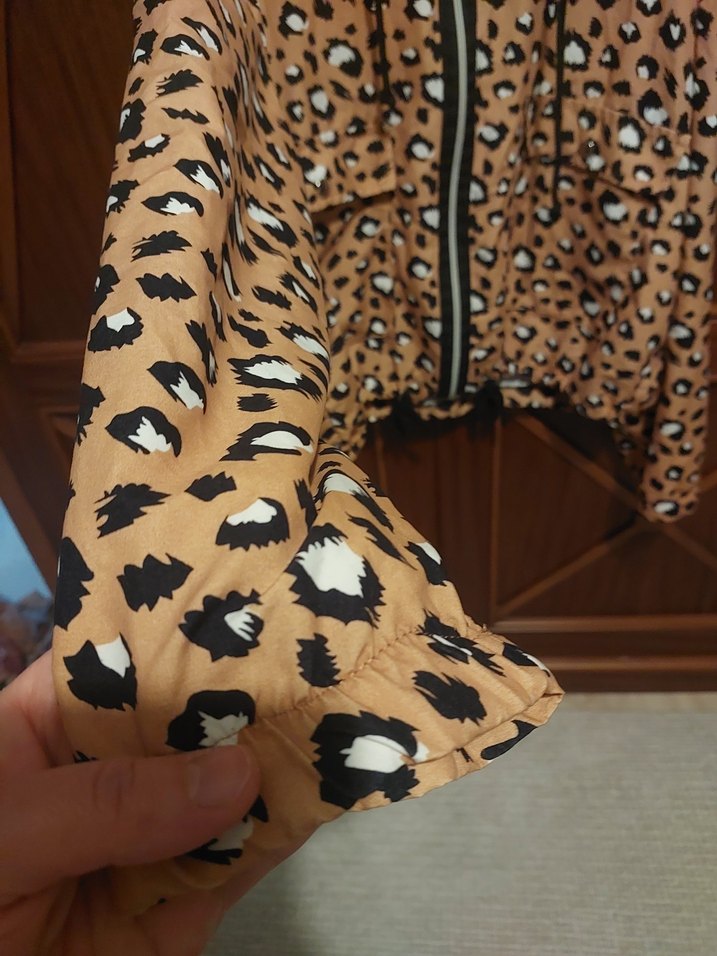 Kapüşonlu Leopar Desenli ince yagmurluk genis kalip - Görsel 3